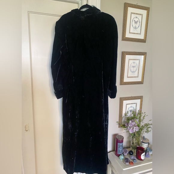 Elegant Maxi Black Velvet Jacket - Picture 5 of 8